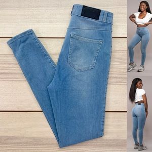 FITJEANS 360 V2 High-Waist Jean
- Arctic Light Blue | Size M